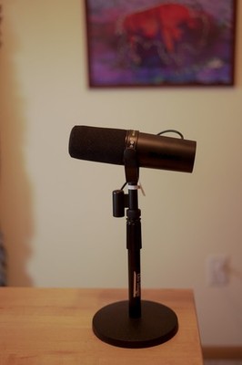 Shure SM7dB Dynamic Broadcast Microphone   Built-In Preamp w/ Stand
