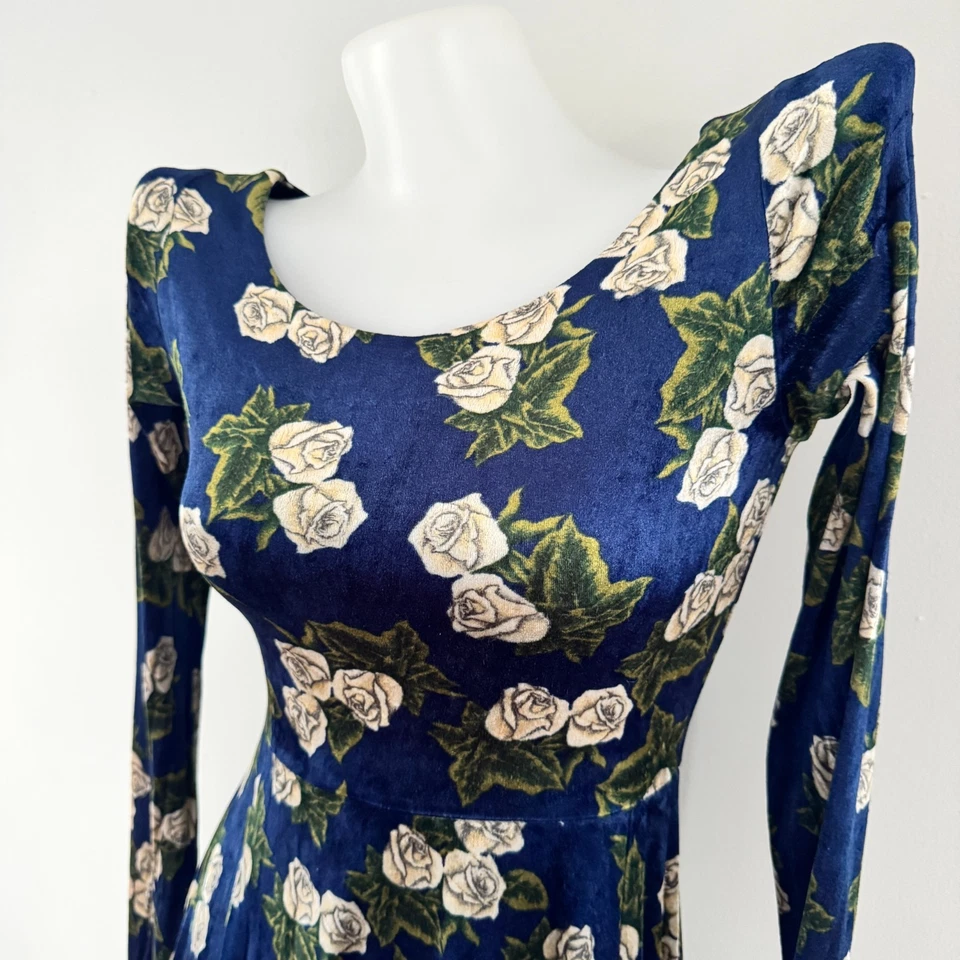 90s vtg BETSEY JOHNSON Crushed Stretch Blue VELVET White Rose Skater Dress USA S - Image 4 of 4