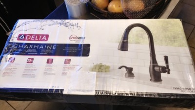 デルタページ DELTA Charmaine Single-Handle Pull-Down Sprayer Kitchen Faucet