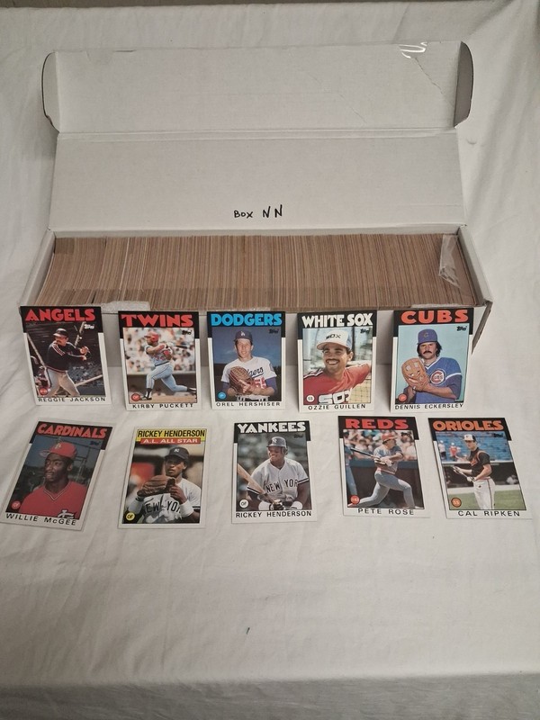 1986 Topps Baseball Cards(Full Box, Approximately 400-600 Cards)