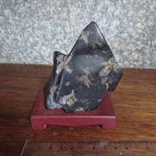 Suiseki Bonseki Bonsai Japanischer Garten Zen Obsidian Figur mit rotem Sockel