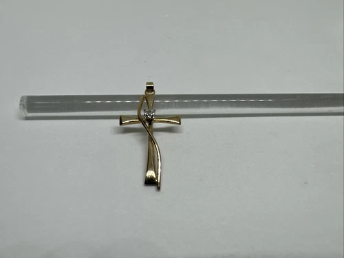 EXQUISITE 14K YELLOW GOLD CROSS PENDANT With SMALL DIAMOND