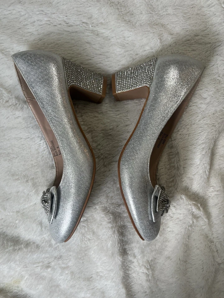Badgley Mischka Silver Block Heel Glitter Pump heels with Bow size 6 Beautiful - Image 3 of 4
