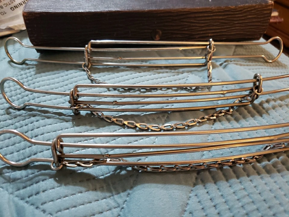 PORTÁTIL De Colección VIAJE Plegable METAL PERCHAS con BOLSA DE TRANSPORTE DE CUERO Foto 2 de 4