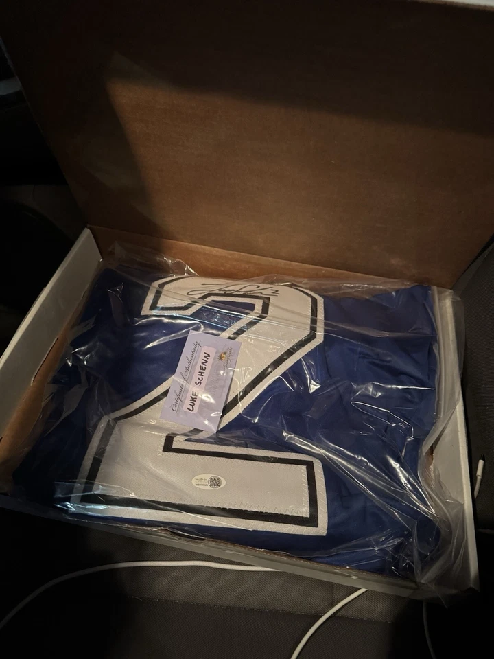 SIGNED STANLEY CUP CHAMPION Luke Schenn Tampa Bay Lighting JSA AUTHENTICATED - Imagem 2 de 3