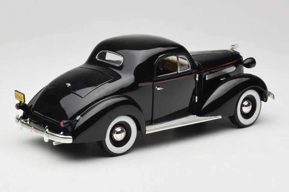 18106 Pontiac Deluxe Black Signature Models 1:18 - Immagine 3 di 4