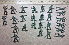 26 Vintage Light Green Plastic Soldiers Army Men approx 2" Used