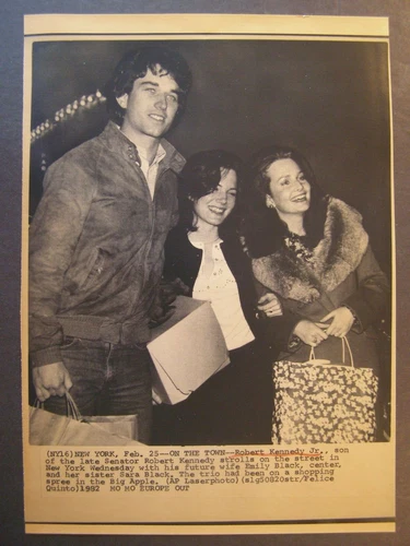 AP Wire Press Photo 1982 Robert Kennedy Jr Emily Ruth Black Sara Black in NY - Picture 1 of 1
