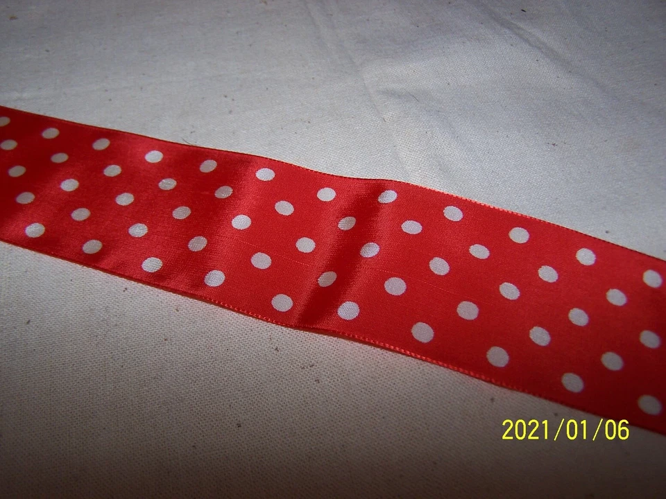 Ancien ruban à petits pois blanc sur fond rouge. Années50. Vendu au mètre. N°183 - Photo 3/4