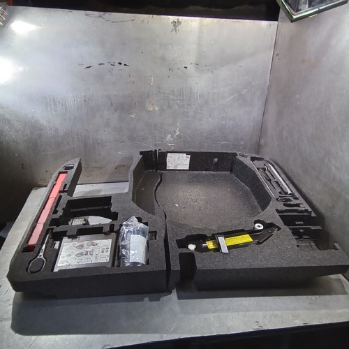 Audi TT Mk2 8J 2006-2014 Complete Spare Wheel Tool Kit, Jack & Foam Holder - Picture 2 of 8