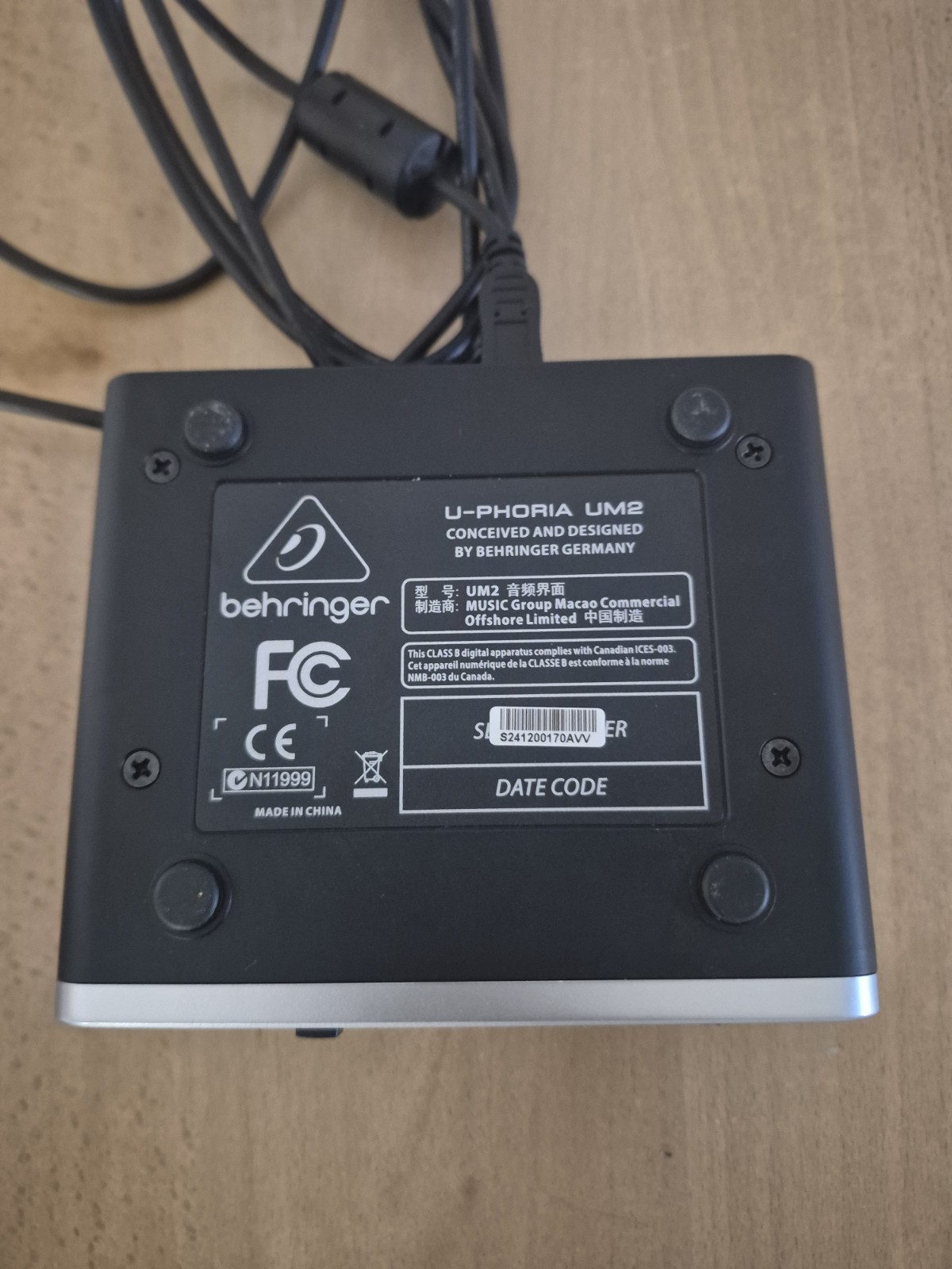 Interface audio USB Behringer UM2 pour connecter un micro de chant sur ordinateur