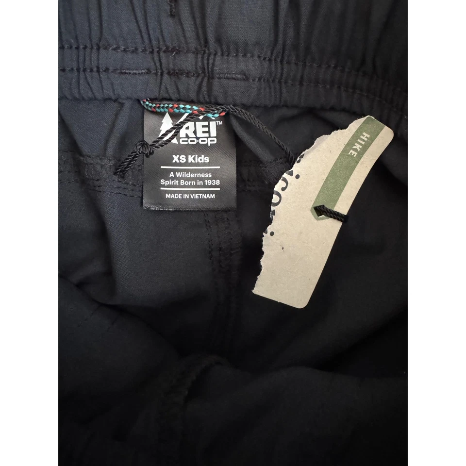 Calça curta REI Co Op infantil conversível com zíper náilon preta caminhada tamanho XS - Imagem 3 de 4