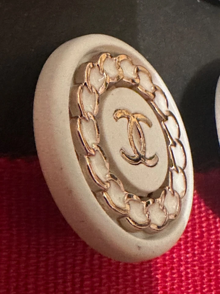 CHANEL White & Gold Metal chaindetailed Buttons 22mm (Set of 4) - Image 3 of 4