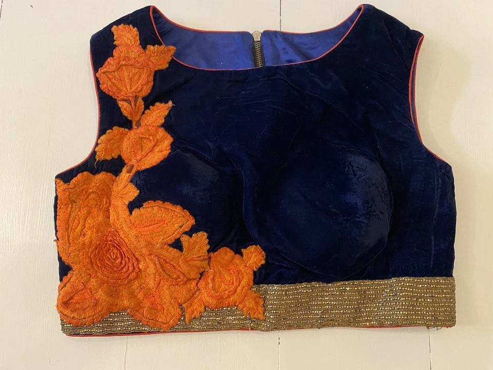 Blusa corta de terciopelo indio azul marino con bordado floral naranja y cuentas Foto 2 de 4