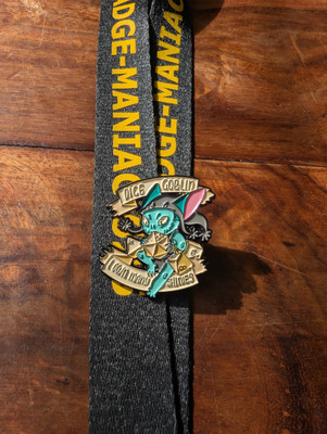 D&D Würfel Kobold ''Ich besitze viele Shinies'' Emaille Pin Anstecker süß Brettspiel Geschenkidee