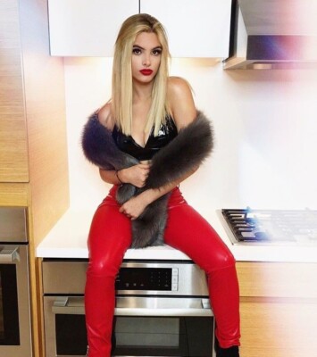 BEAUTIFUL LELE PONS 8X10 Photo