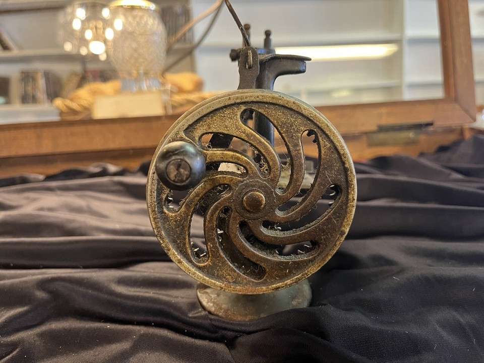 COLLECTIBLE VINTAGE CHILDS WOOD HANDLED CAST IRON SINGER SEWING MACHINE