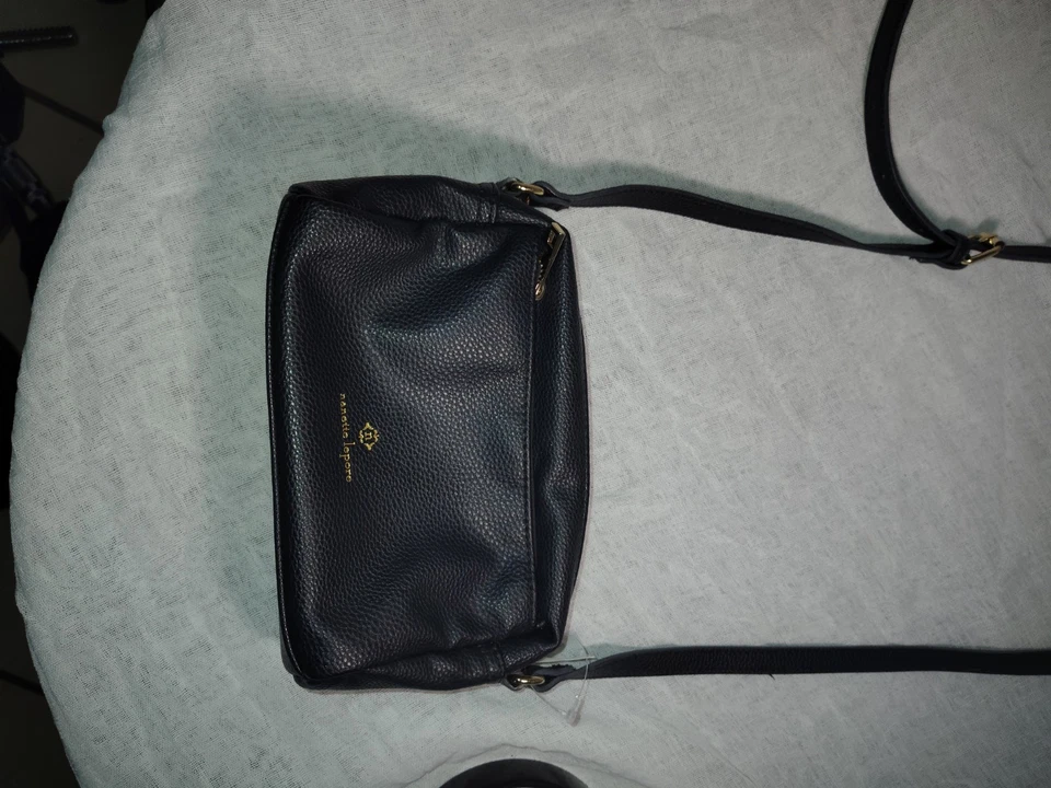 Bandolera Nanette Lepore de cuero negro con herrajes dorados Foto 3 de 4