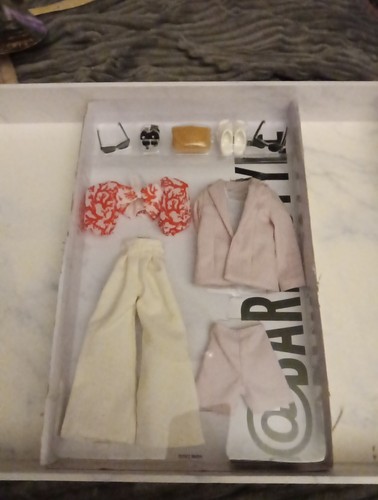 NUOVO! Barbie & Ken 2023 Barbie stile Barbie Signature Resort indossare solo moda - Foto 2 di 5