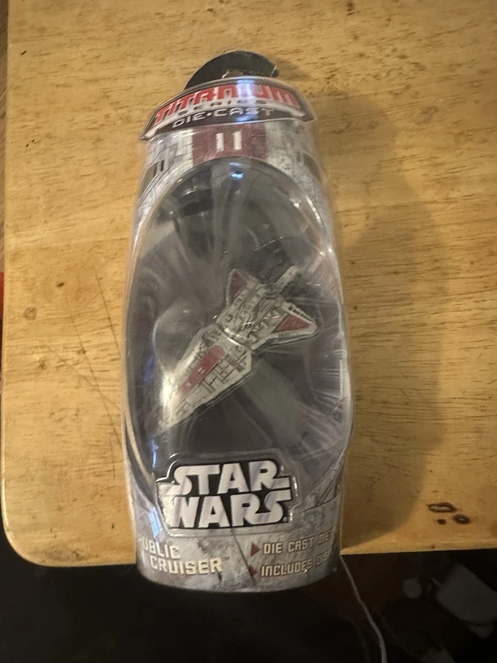 Hasbro Star Wars Titanium Series Die Cast Republic Attack Cruiser 2005 sellado Foto 2 de 4