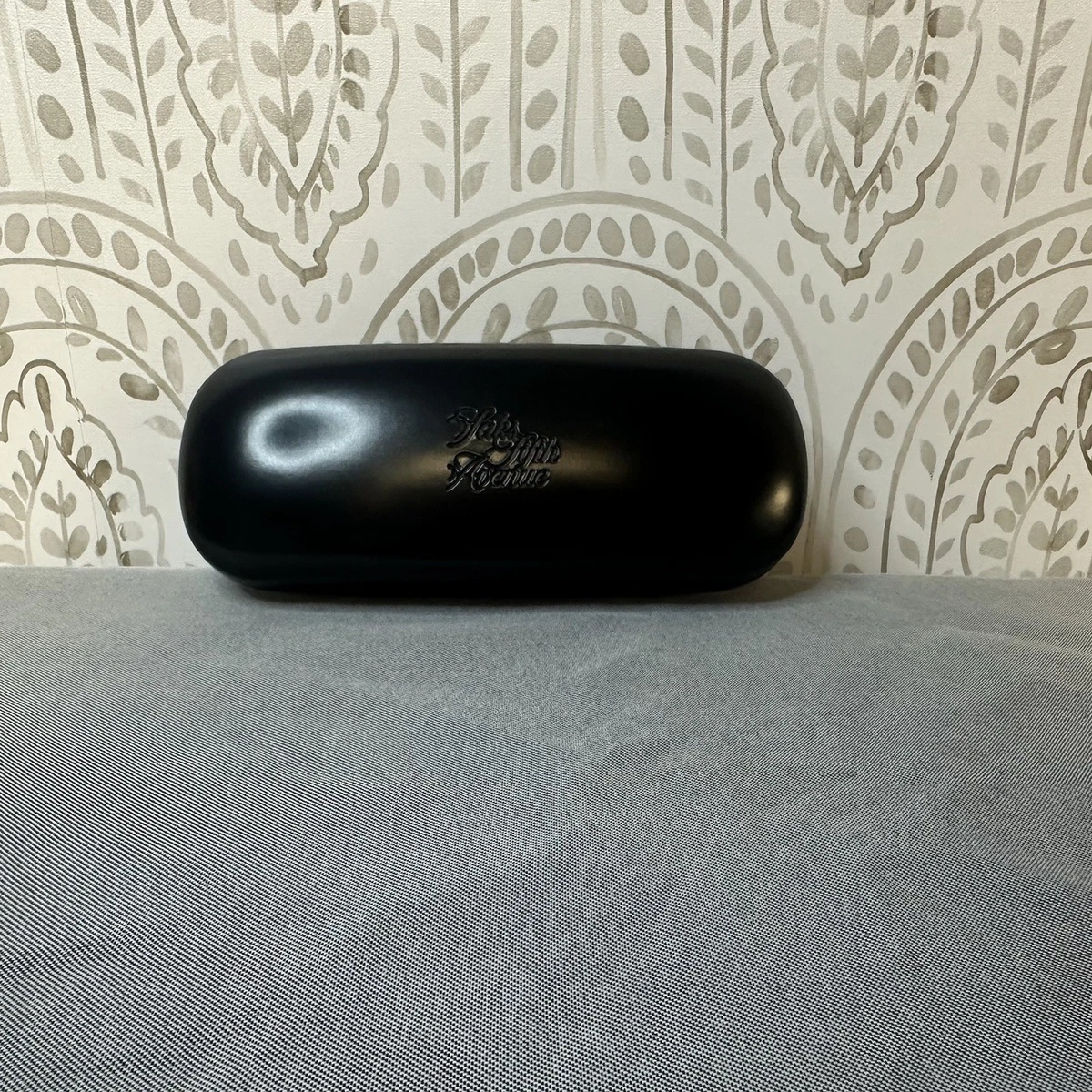 NWOT Saks Fifth Ave Sunglasses & Hard Case. Saks Fifth Avenue Sunglasses w/case main image 4
