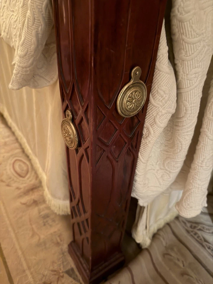 20th Century Queen Size Four Poster Canopy Bed in excellent vintage condition.   - Image 2 of 4