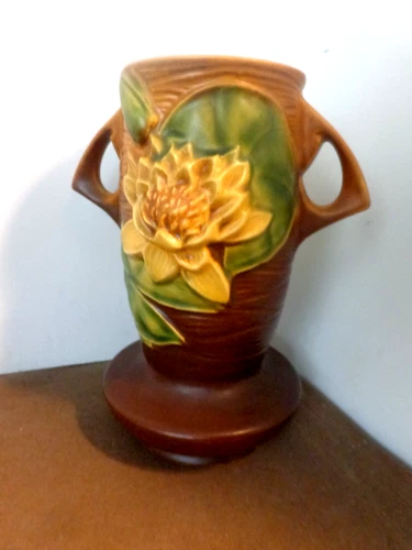 c1945 Roseville Water Lily 1943 Two Handle Brown Ceramic 7" Vase 75-7
