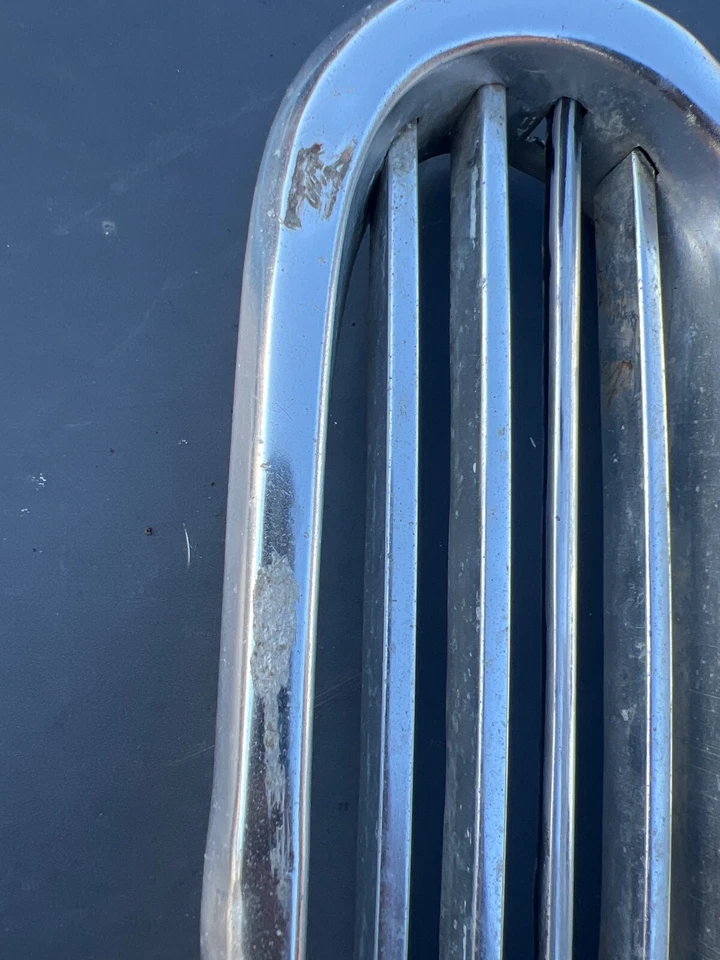 Parrilla central original para coche antiguo BMW E10 2002TII 2002 51131801577 Foto 2 de 4