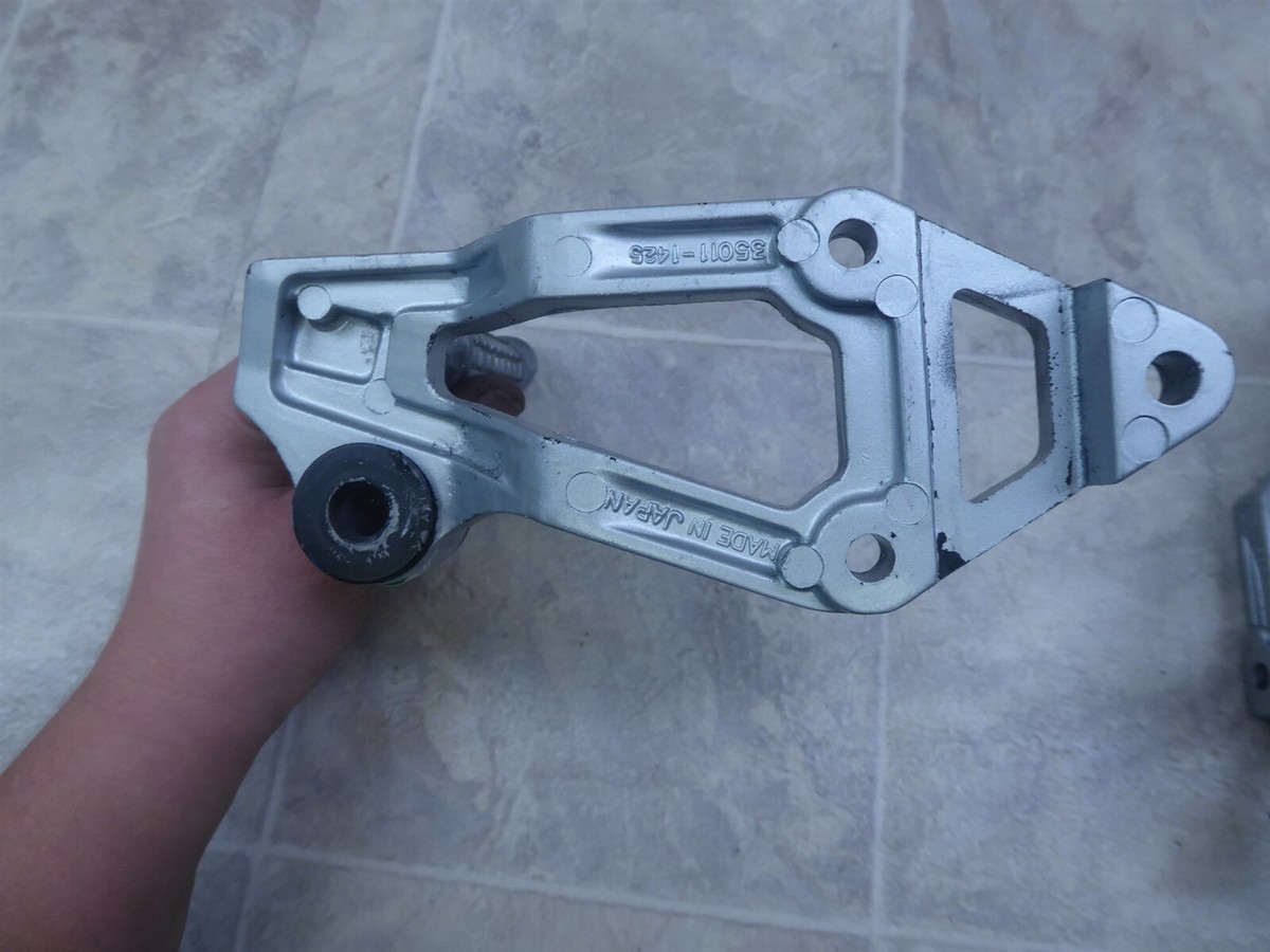1990 Kawasaki ZX1000B Ninja K719-1) left and right rear foot