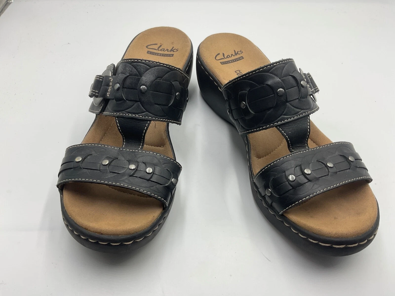 Sandali Clarks Collection neri morbidi ammortizzati cinturino a T borchie punta aperta taglia 7M