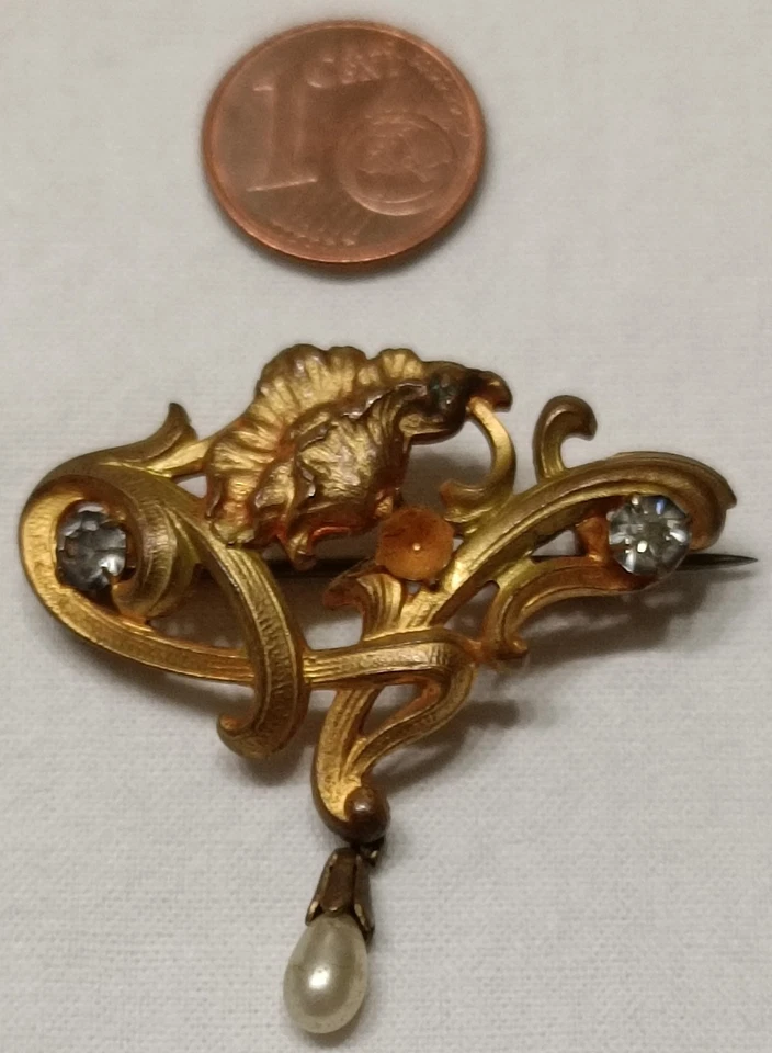 Ancienne Broche en bronze avec dorure avec perle  et des pierres translucides. - Photo 2/4