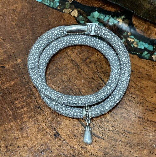 Brighton Woodstock Gray Sparkle Double Leather Bracelet w/ Silver Charm Bead NWT - Picture 3 of 4