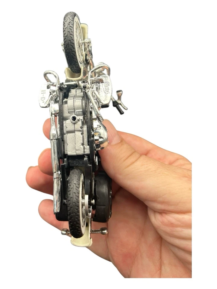 Maisto - escala 1:18 - Harley Davidson - 1993 FLSTN Heritage Softail - Nostalgia Foto 2 de 4