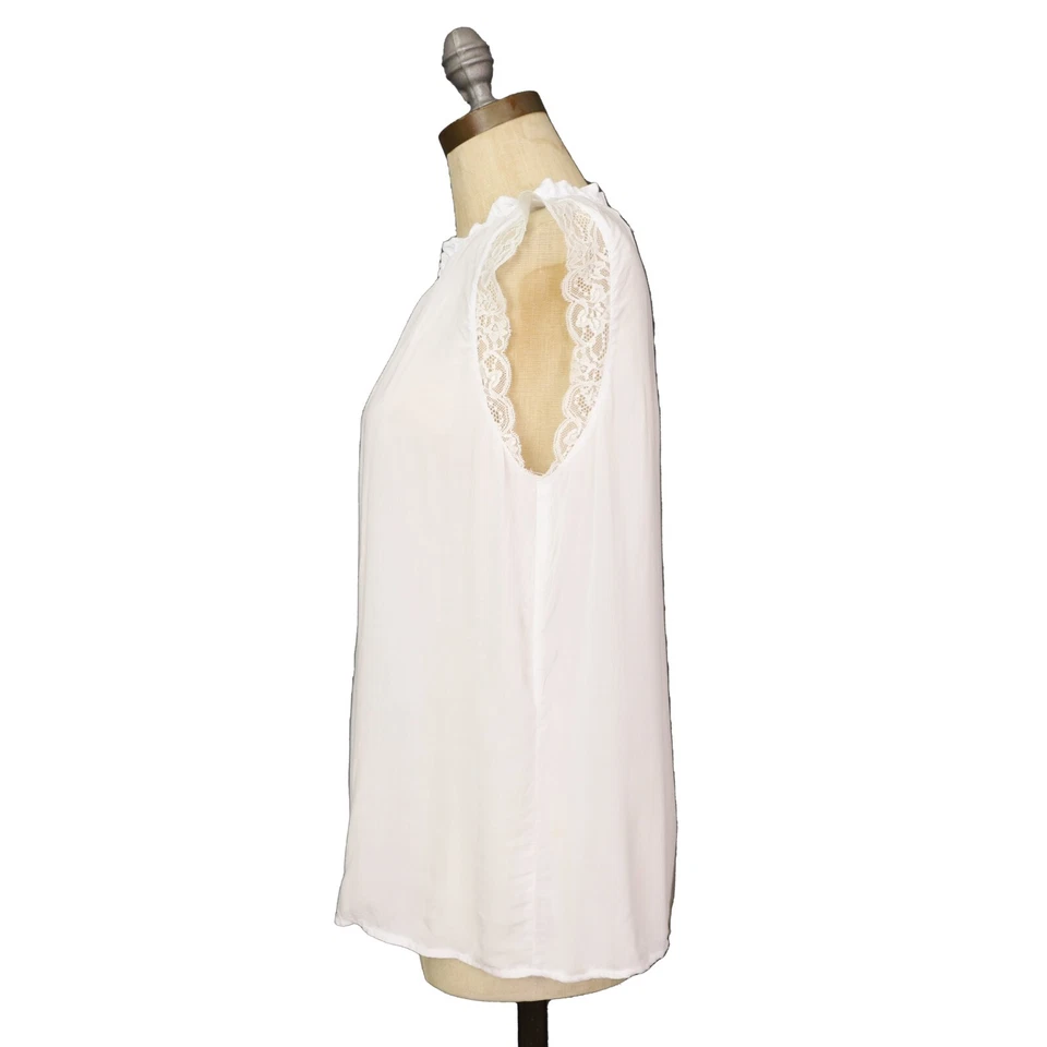 Blusa VELVET By Graham & Spencer con Volantes M Blanco Detalle de Encaje Ligera Usada en Excelente Condición B1 Foto 4 de 4