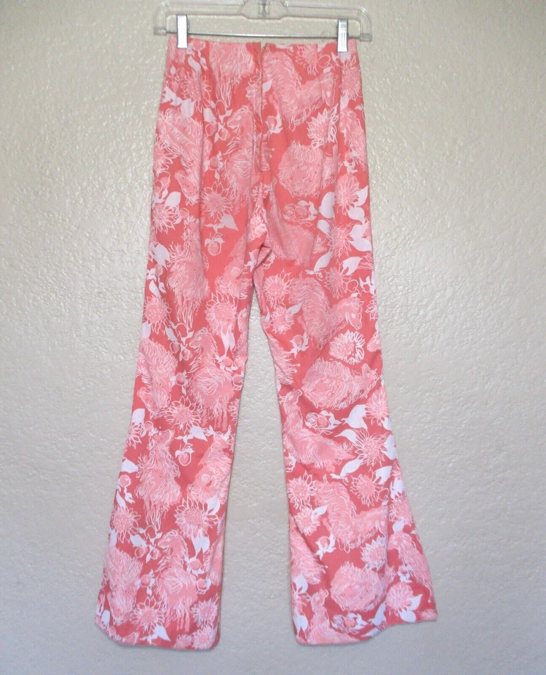 Calça Bell Bottoms Vintage Anos 1960/70 Tamanho XS Feminina 24" Cintura Rosa Estampa Branca - Imagem 2 de 4