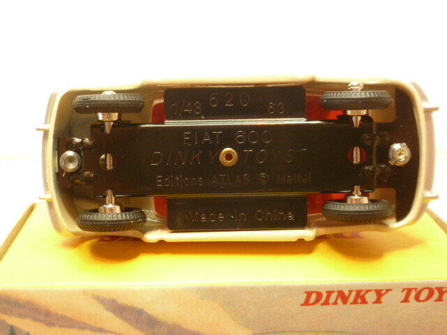 DINKY TOYS : Ensemble de cinq véhicules comprenant 1 Fiat 600, échelle