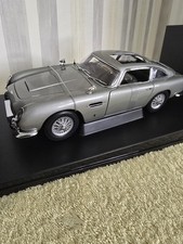 AUTOART 1:18 JAMES BOND ASTON MARTIN DB5 WEAPONS VERSION GOLDFINGER 70021 V RARE