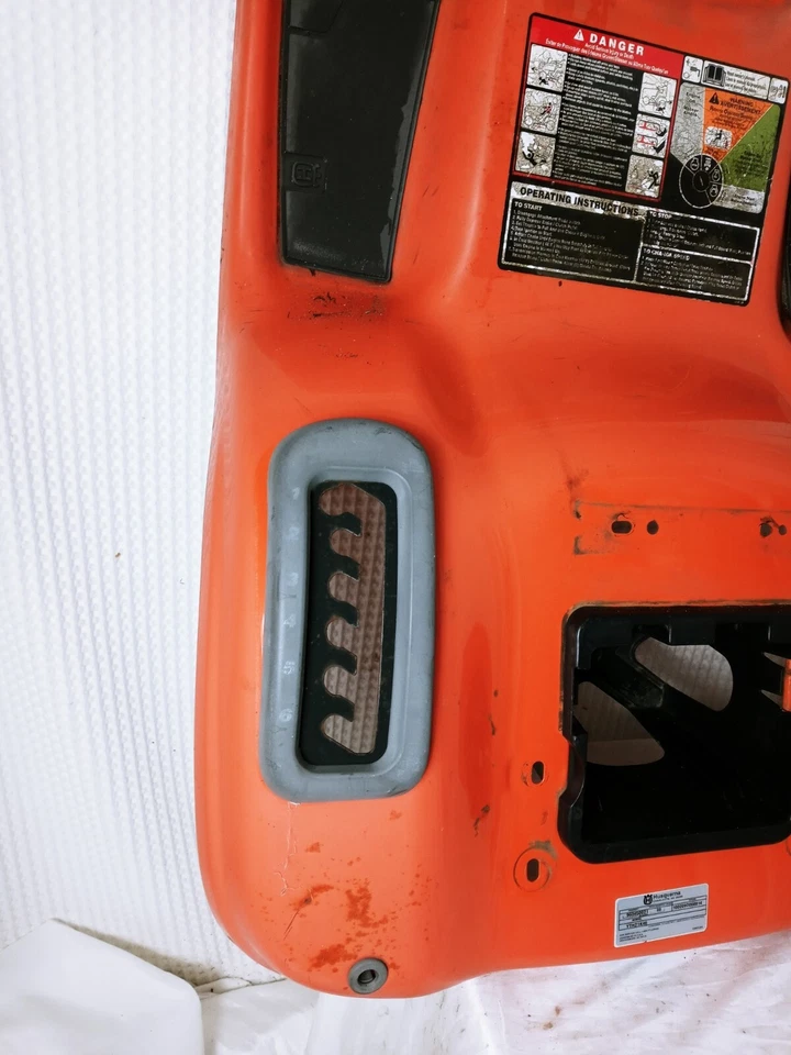 Guardabarros Husqvarna YTH21K46 532441206 con portavasos  Foto 2 de 4