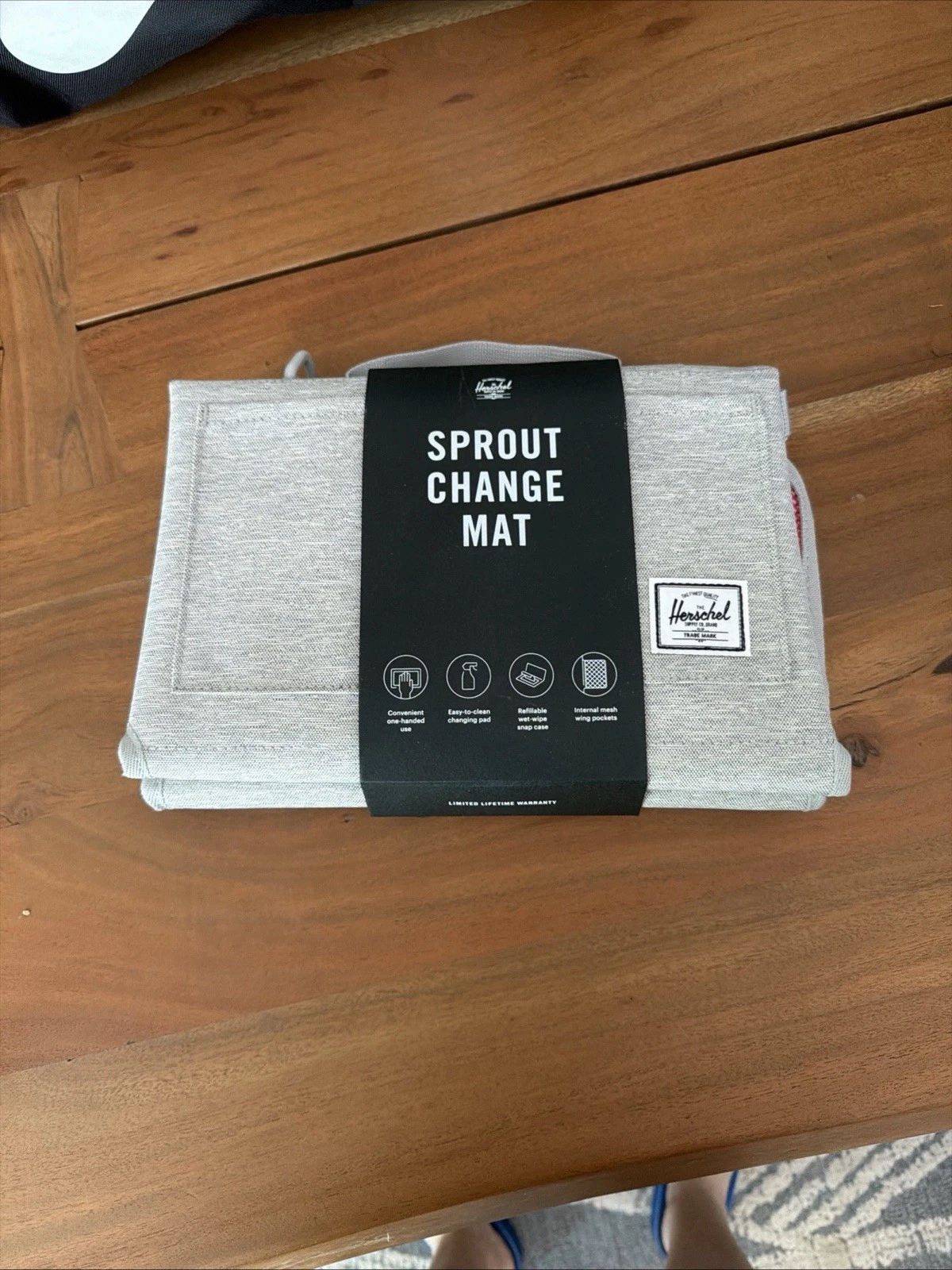 BRAND NEW Herschel Supply Co Baby Sprout Change Mat ~ Raven Crosshatch Gray
Opens in a new window or