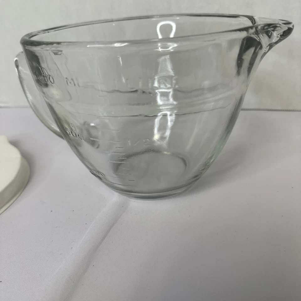 The Pampered Chef 1 Qt. Glass Measuring Cup Batter Bowl with Lid, Spout, Handle - Image 2 of 4