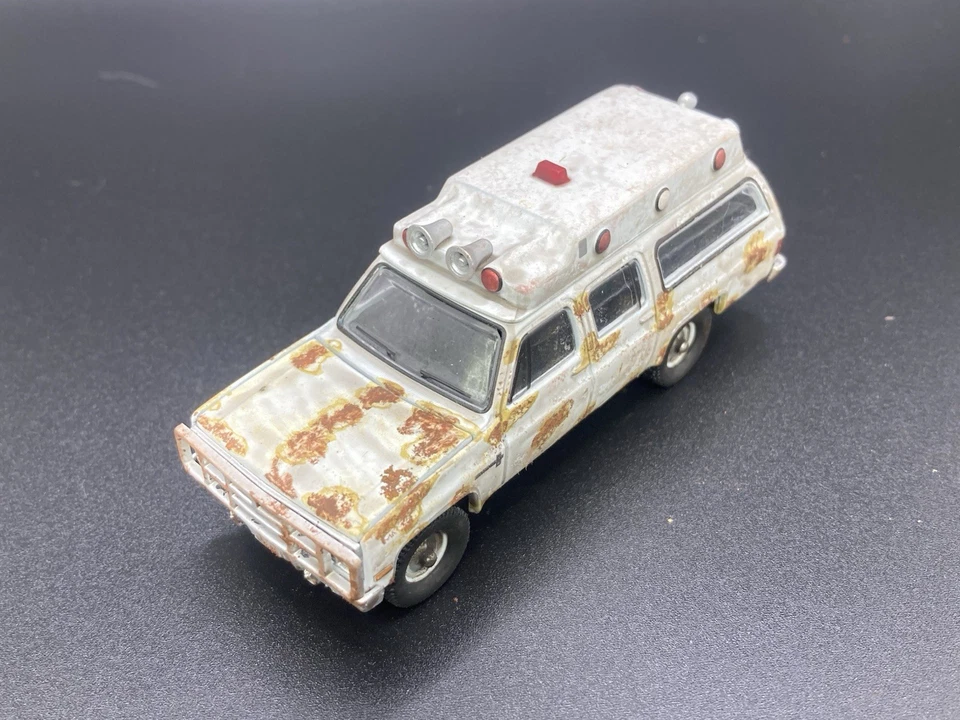 Chevy Suburban 1983 ambulancia oxidada desgastada granero encontrar 1/64 diecast personalizado Foto 3 de 4