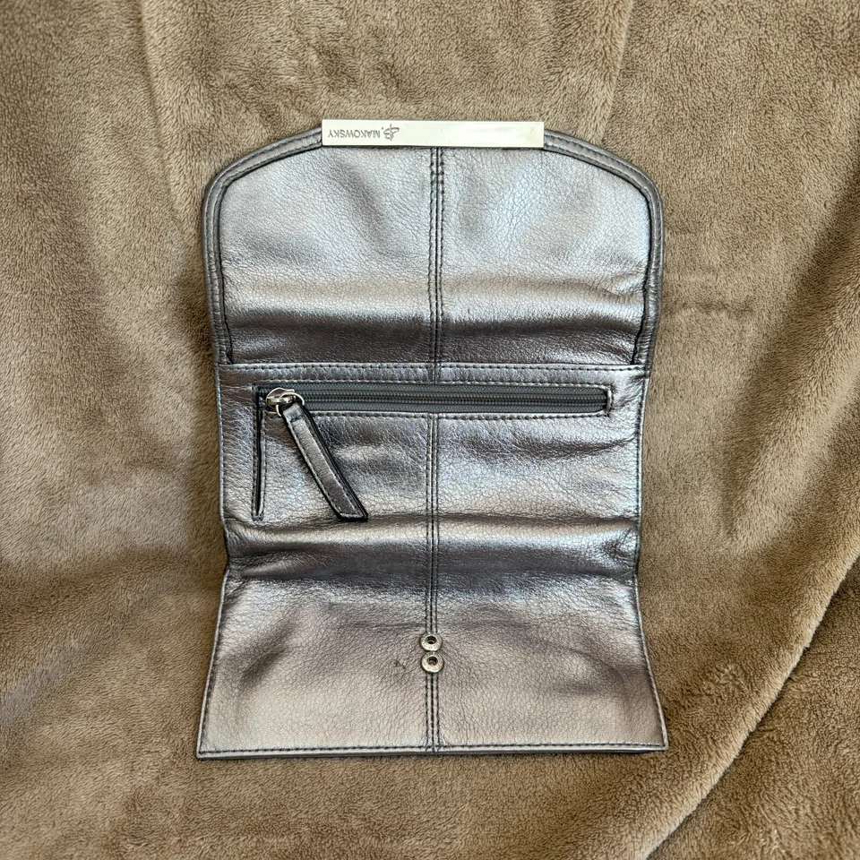Cartera para mujer B Makowsky plateada metálica cuero detalles plateados sobre plegable Foto 2 de 4