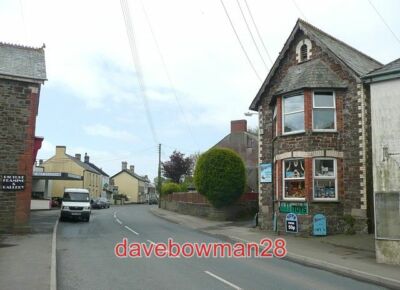 FOTO SPIELZEUGLADEN KILKHAMPTON IM GEGENSATZ ZUM STILLGELEGTEN DRAPIERLADEN IN DER NÄHE