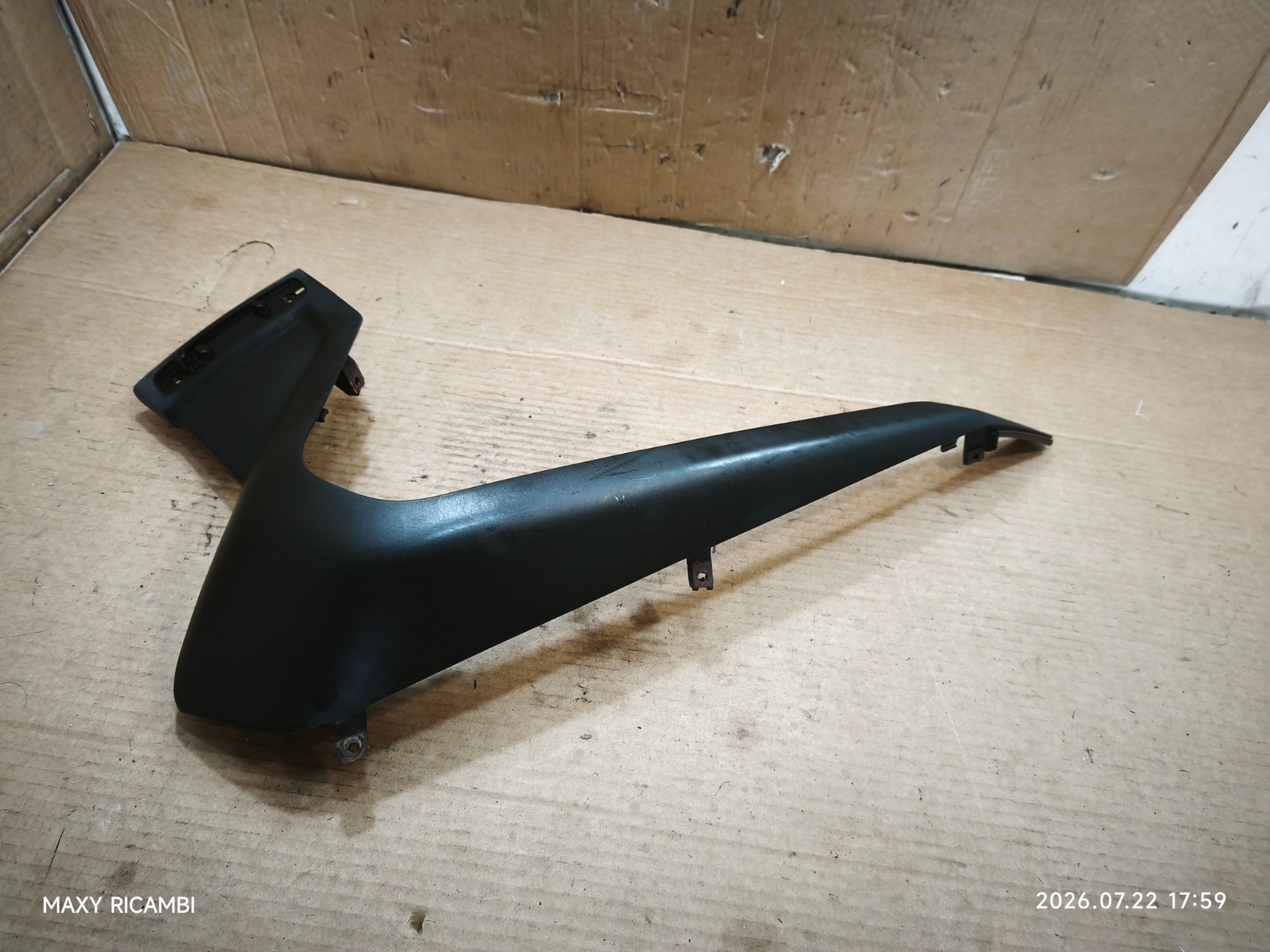 FIANCHETTO SOTTO PEDANA SINISTRO PER YAMAHA XMAX 125 250 2005 2009
