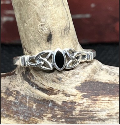 Sterling Silber keltischer Ring mit zwei Dreifaltigkeitsknoten und schwarzem Resin