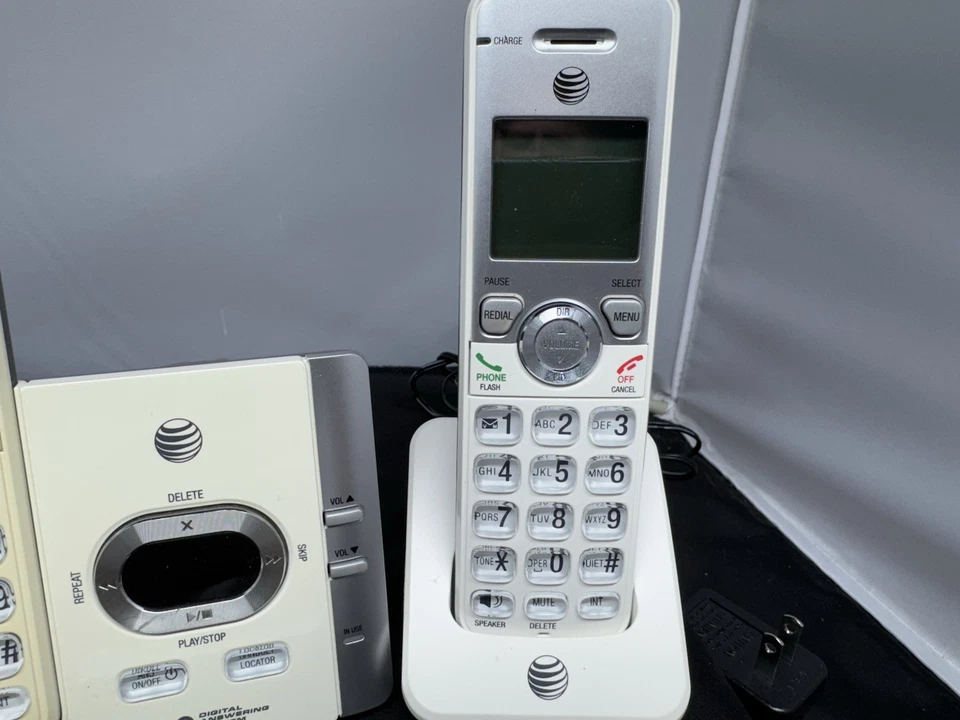 Sistema de contestador digital para teléfono inalámbrico AT&T con 3 teléfonos modelo EL52345 Foto 4 de 4