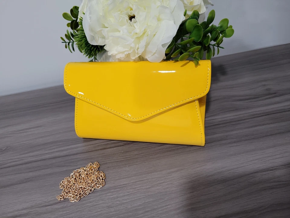Elegante Cartera sin asas de charol amarillo - Bolso de noche con cadena para mujer Foto 3 de 4