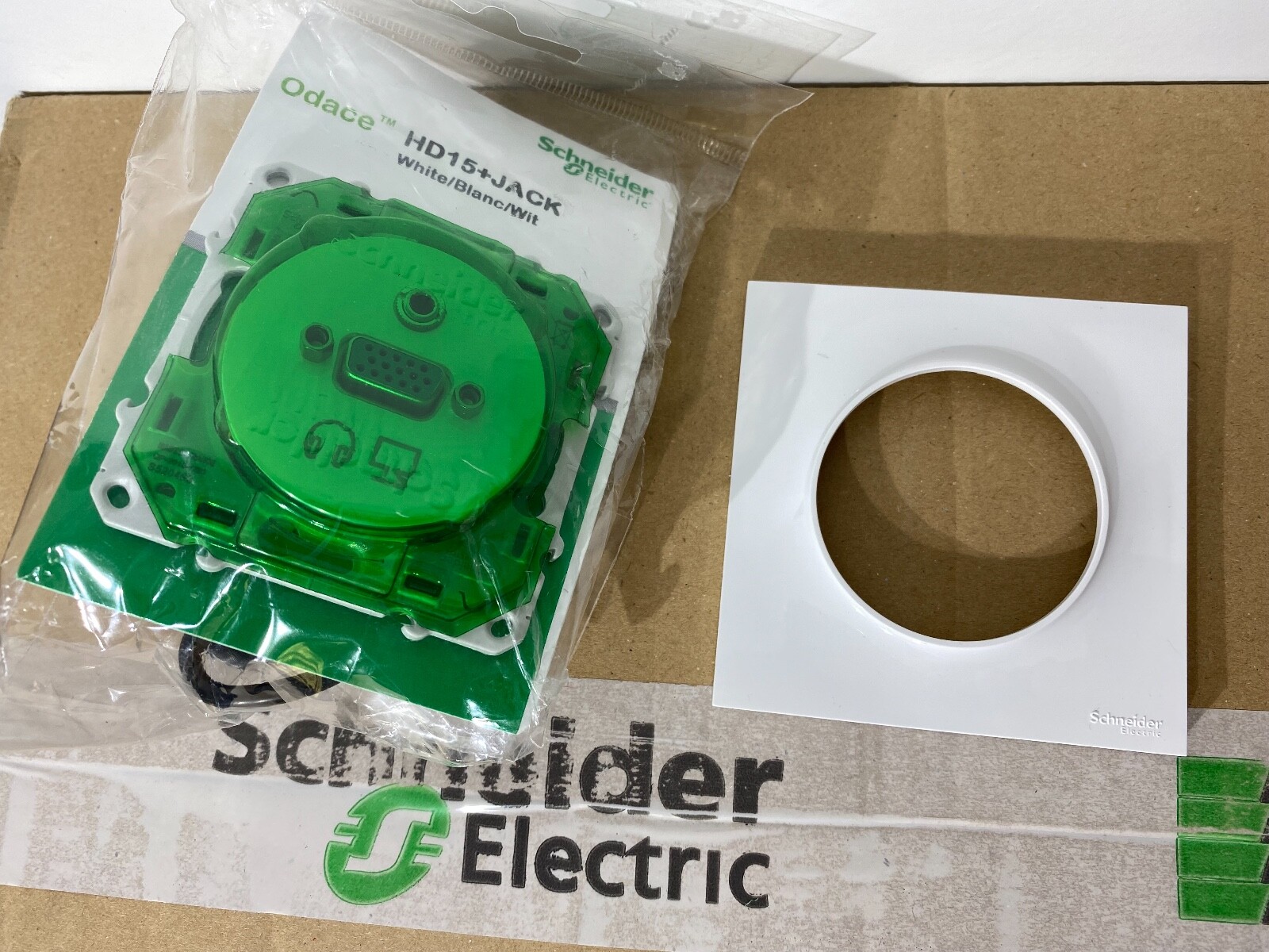 Prise HD15 Schneider Odace avec prise femelle mini jack audio pour liaison écran et PC
