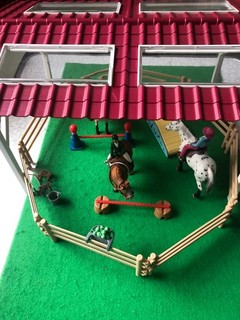 Schleich training arena with 3 horses and riders 3 Jumps and fencing.
