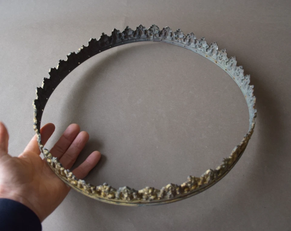 Couronne de lustre d'église ancien en laiton repoussé et doré , 35 cm , XIXème - Photo 2/4